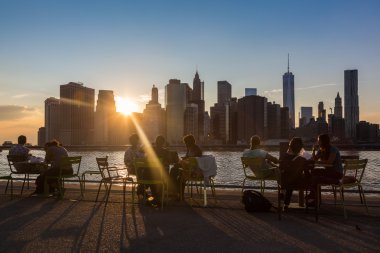 New york, Amerika Birleşik Devletleri - 25 Ağustos, 2014: br günbatımında oturan insanlar