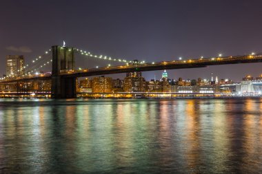 Brooklyn Köprüsü'nün new York'ta gece görünümü