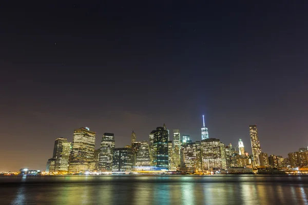 Wolkenkratzer in New York Downtown in der Nacht — Stockfoto