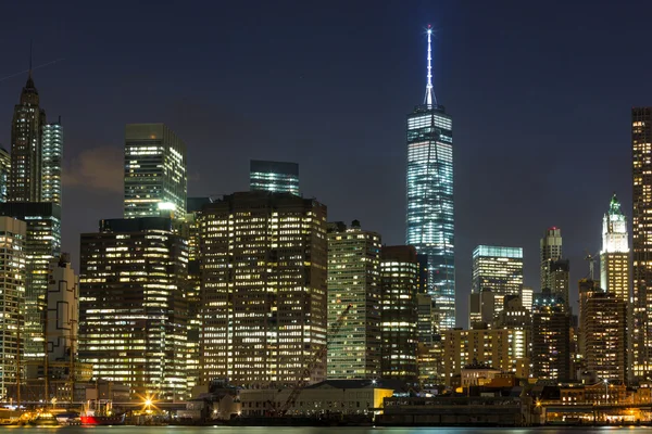 Şehir merkezinde, gece new York gökdelen — Stok fotoğraf