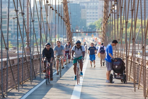 New york, usa - 25 augusti, 2014: människor cykling och promenader på b — Stockfoto