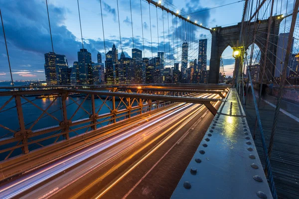 Brooklyn bridge i new york i skymningen — Stockfoto