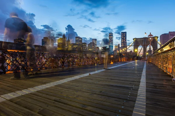 Brooklyn bridge in new york in de schemering — Stockfoto
