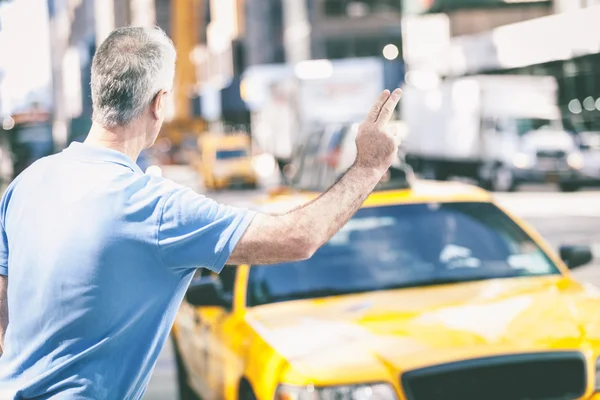 Äldre man ringer en taxi i new york — Stockfoto