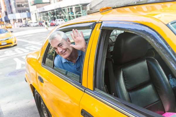 Hombre mayor tomando un taxi en Nueva York —  Fotos de Stock