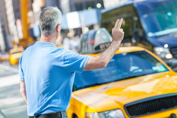 Äldre man ringer en taxi i new york — Stockfoto