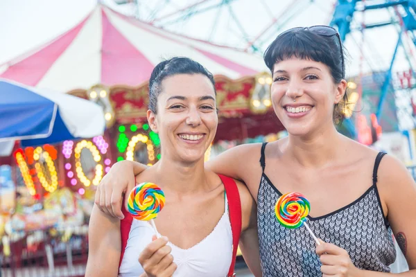 Gelukkig jonge vrouwen in luna park — Stockfoto