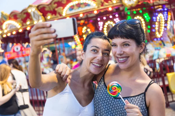 Glada unga kvinnor som tar selfie på luna park — Stockfoto