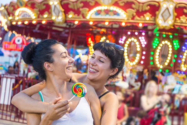 Szczęśliwy młodych kobiet w luna park — Zdjęcie stockowe