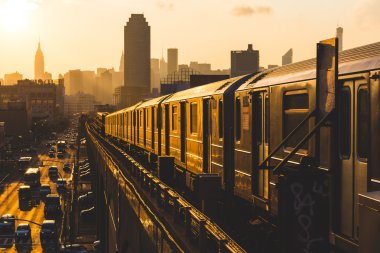 gün batımında new York Metro treni