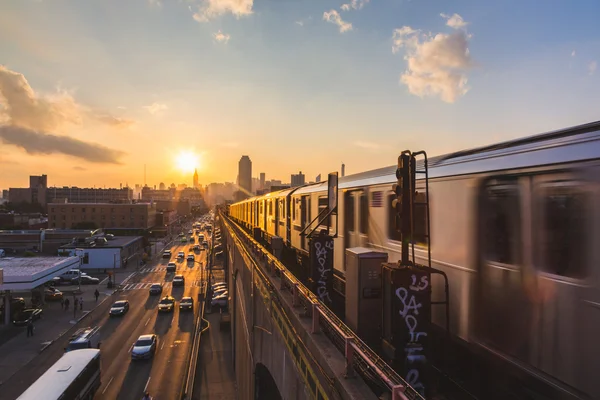 Metro Train em Nova Iorque ao pôr-do-sol — Fotografia de Stock