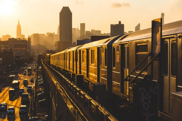 Vlak metra v new Yorku při západu slunce — Stock fotografie