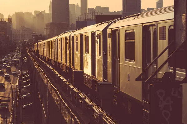 Treno della metropolitana a New York al tramonto — Foto Stock