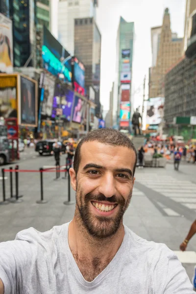 Jonge man nemen selfie in times square — Stockfoto