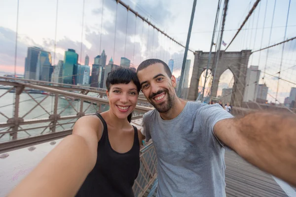 Giovane coppia taking selfie su brooklyn ponte — Foto Stock