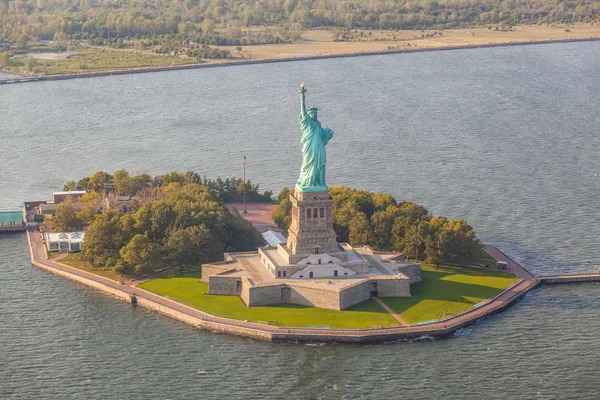 Letecký pohled na sochu svobody, new york — Stock fotografie