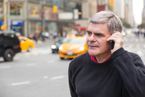 Senior man praten op mobiele telefoon in new york — Stockfoto