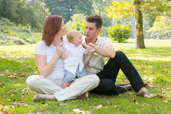 Счастливый семейный портрет в парке — стоковое фото