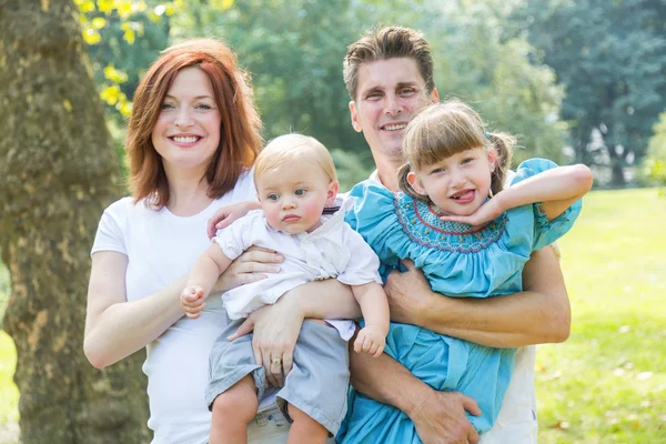 Lykkelig familieportrett i Park – stockfoto