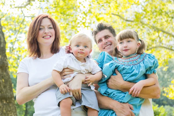 Retrato de família feliz no parque — Fotografia de Stock