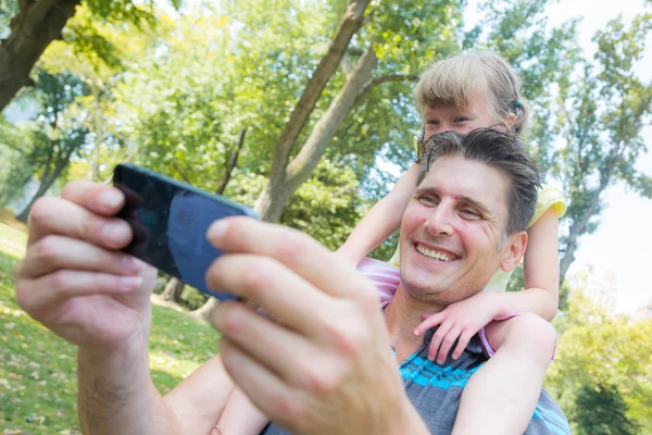 Vader en dochter nemen een selfie — Stockfoto