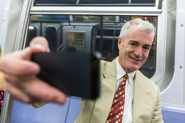 Empresario senior tomando un selfie en el tren del metro — Foto de Stock