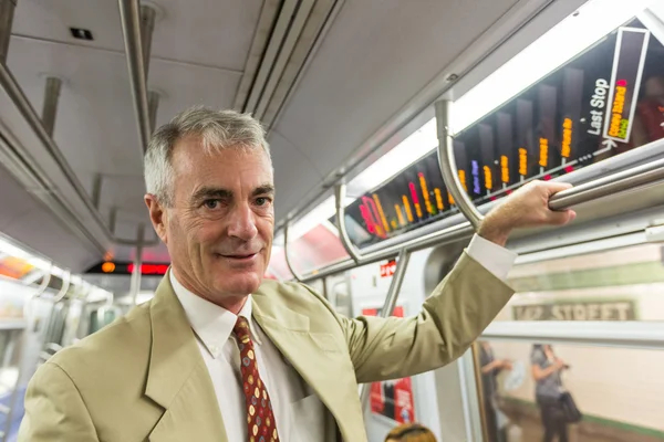 Старший бизнесмен в метро на поезде — стоковое фото