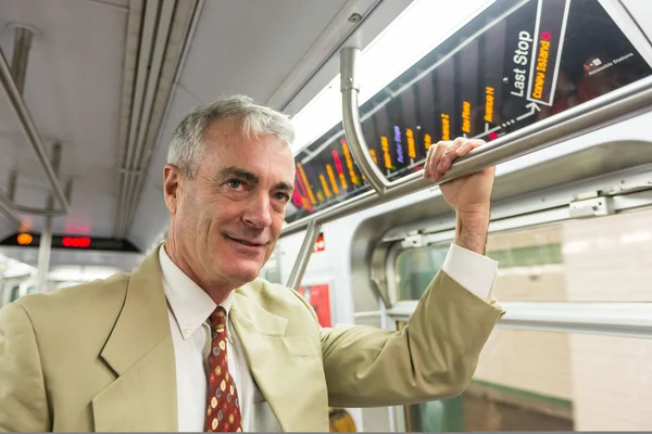 Uomo d'affari anziano nel treno della metropolitana — Foto Stock