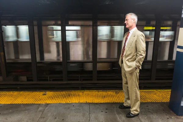 Senior-Geschäftsmann wartet am U-Bahnhof auf den Zug — Stockfoto