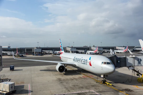 НЬЮ-ЙОРК, США - 10 сентября 2014 года: American Airlines Boeing 767 — стоковое фото