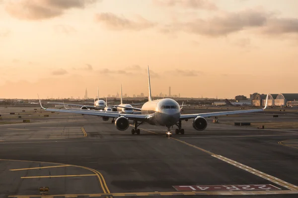 НЬЮ-ЙОРК, США - 10 сентября 2014 года: Самолеты American Airlines — стоковое фото