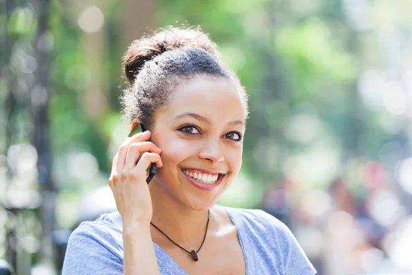 Bella razza mista giovane donna che parla sul telefono cellulare — Foto Stock