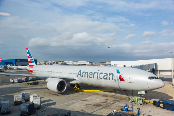 НЬЮ-ЙОРК, США - 10 сентября 2014 года: American Airlines Boeing 777
