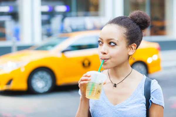Schöne junge Frau mit erfrischendem Getränk in New York — Stockfoto