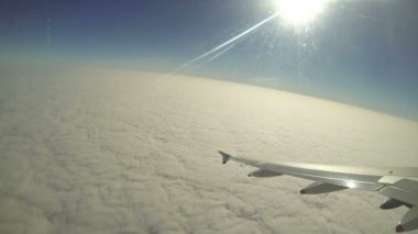 uçak penceresinden bakan