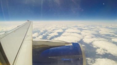 uçak penceresinden bakan