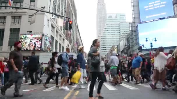 Människor korsar gatan under rusningstid i new york — Stockvideo