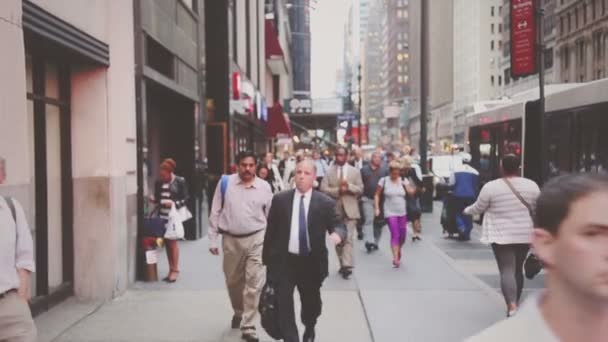Walking on Sidewalk during Rush Hour in New York — Stock Video