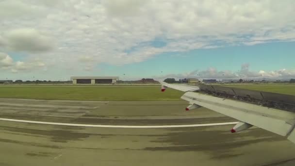 Landung auf dem Flughafen von Pisa — Stockvideo