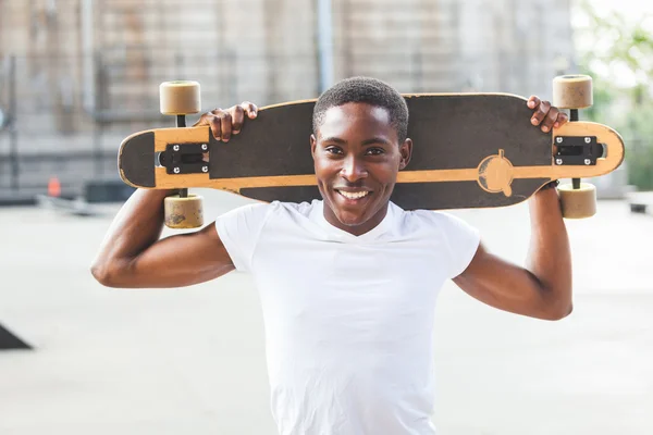 Μαύρο αγόρι με longboard στο πάρκο — Φωτογραφία Αρχείου