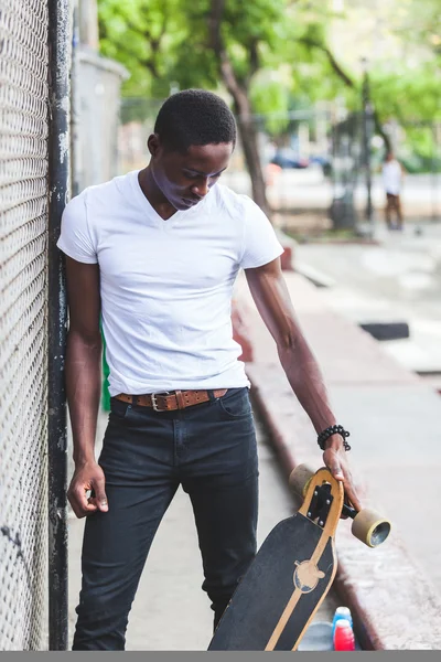 Garçon noir avec Longboard au parc — Photo