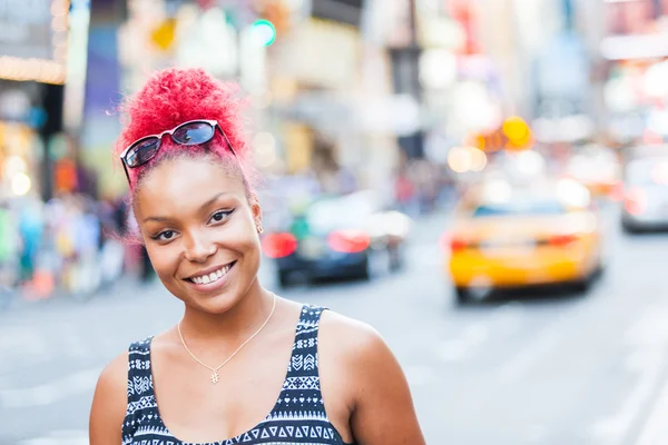 Retrato de mulher jovem bonita em Nova York — Fotografia de Stock