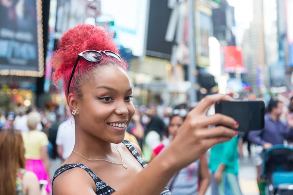 美しい若い女性はタイムズ ・ スクエアで selfie を取る — ストック写真