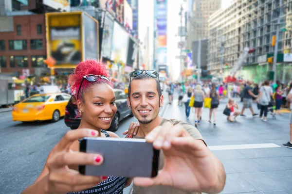 Młoda para przy selfie na times square — Zdjęcie stockowe