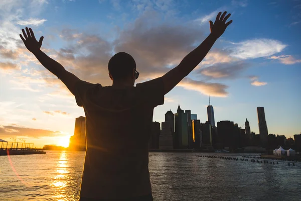 Успішний чоловік в Нью-Йорку на заході сонця — стокове фото