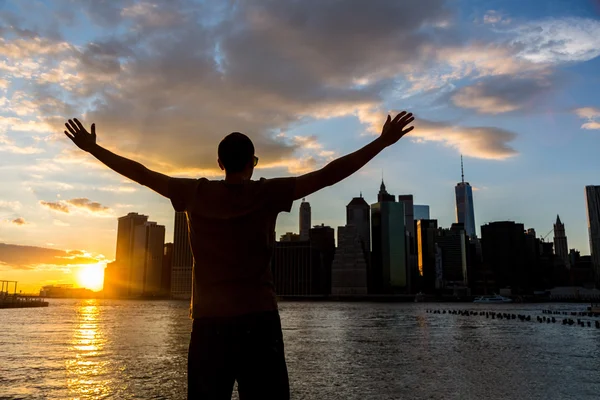 Homem de sucesso em Nova Iorque ao pôr-do-sol — Fotografia de Stock