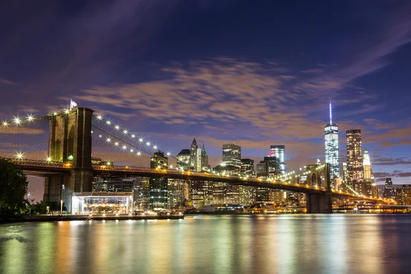 Brooklyn Bridge e Downtown Skyscrapers em Nova York à noite — Fotografia de Stock