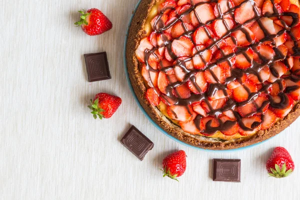 纽约芝士蛋糕用巧克力和草莓 — 图库照片