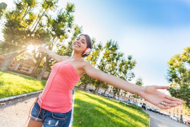 müzik dinlerken kulaklık ile kız