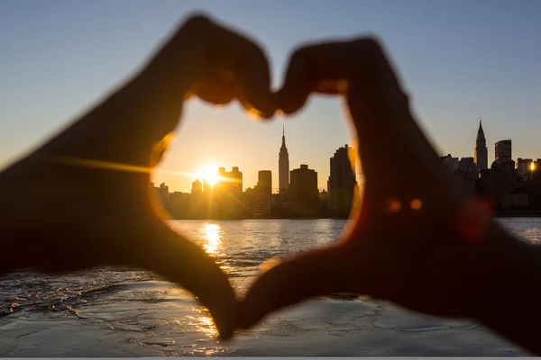 Manos en forma de corazón al atardecer —  Fotos de Stock